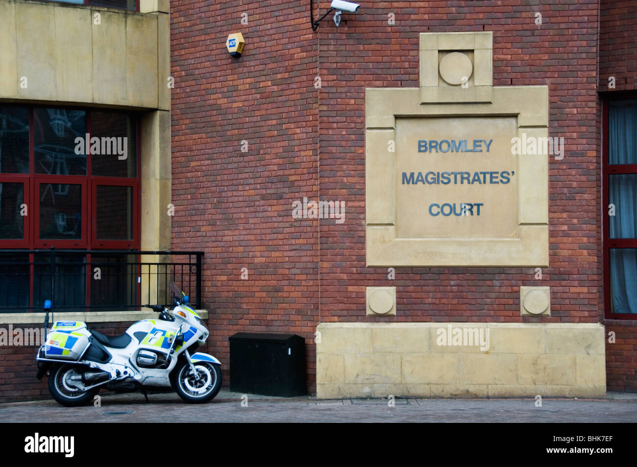 Una polizia moto parcheggiata fuori Bromley Magistrates Court & Youth Court, Londra del sud Foto Stock