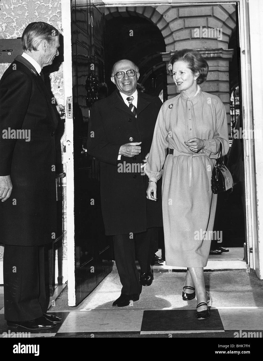 Margaret Thatcher (1925-), il Primo Ministro britannico con Menachem Begin, il Primo Ministro israeliano, 1987. Artista: Sidney Harris Foto Stock