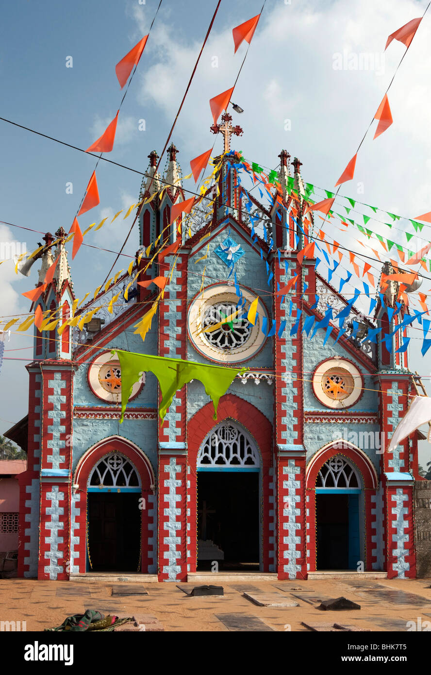 India Kerala, Kovalam, villaggio Vizhinjam lungomare, colorato bunting flags al di fuori del vecchio St Mary il Fisherman's chiesa Foto Stock