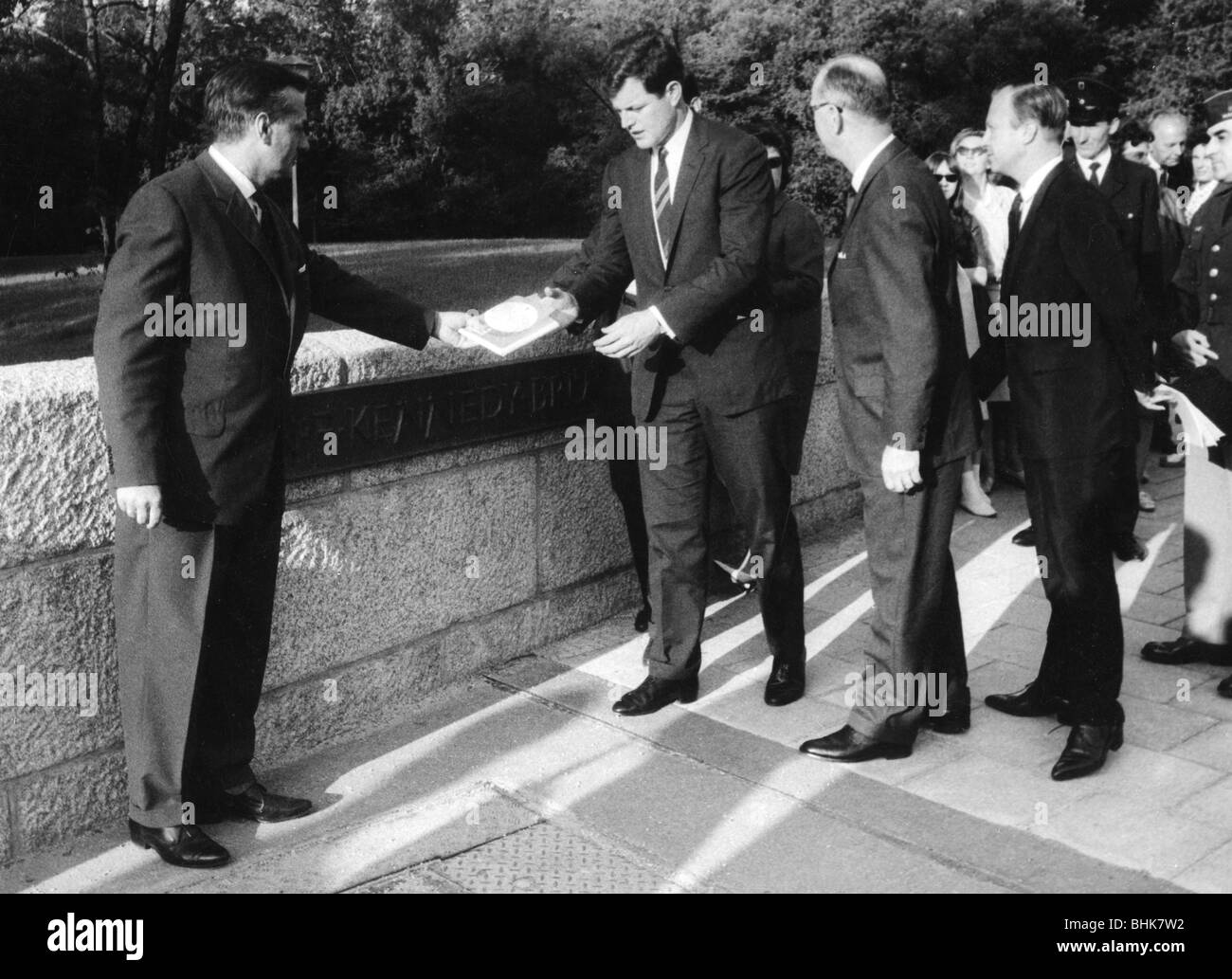 Kennedy, Edward Moore 'Ted', 22.2.1932 - 25.8.2009, American Politiker (Demy.), Senatore degli Stati Uniti dal Massachusetts 7.11.1962 - 25.8.2009, visita alla Germania occidentale, apertura del ponte John F Kennedy di Monaco, 25.4.1964, , Foto Stock