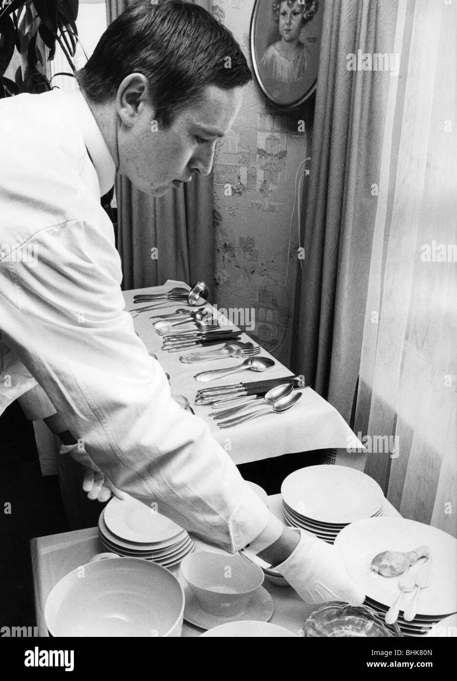 gastronomia, personale di servizio, cameriere al lavoro, disposizione delle stoviglie, circa 1960s, Foto Stock