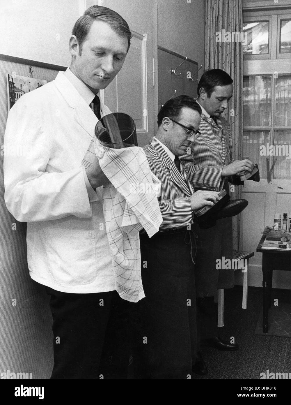 gastronomia, personale di servizio, dipendenti al lavoro, scarpe da pulizia e un vaso, circa 1960s, Foto Stock