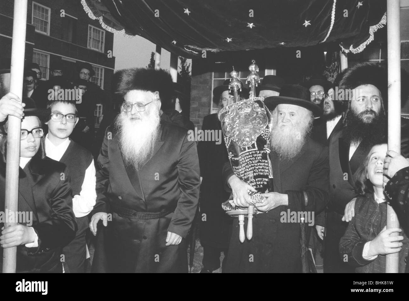 Sefer Torah processione, Clapton Common, Londra, 1988. Artista: sconosciuto Foto Stock