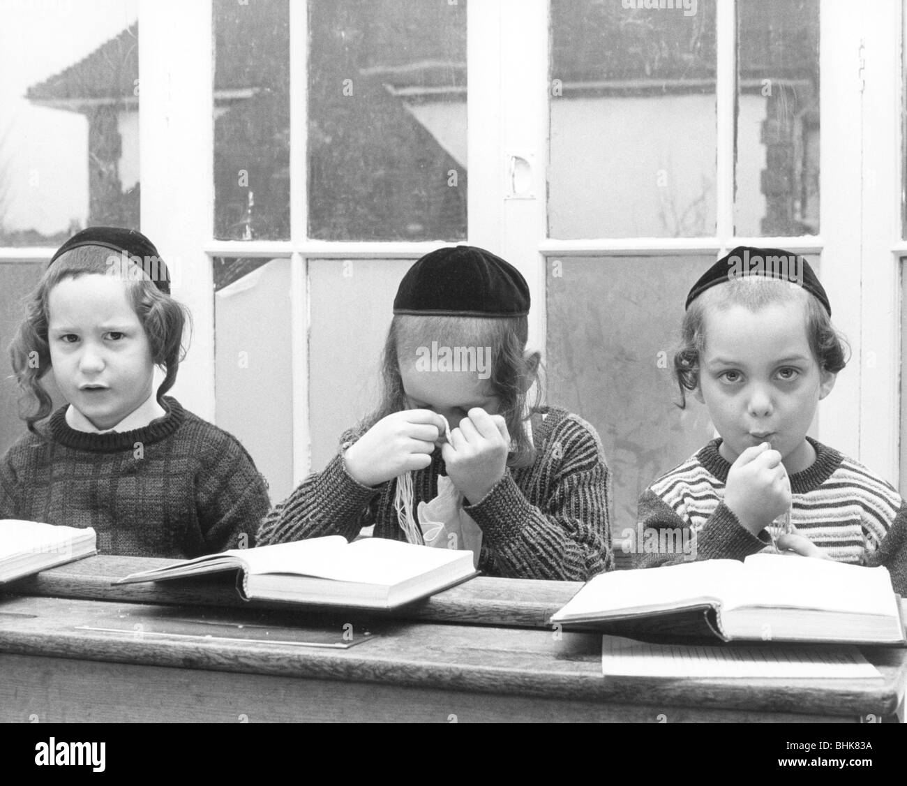 Jewish i bambini della scuola elementare, c1980s? Artista: Sidney Harris Foto Stock