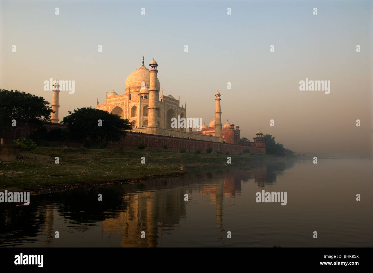 Il Taj Mahal, una delle meraviglie architettoniche del mondo, Agra, Uttar Pradesh, India Foto Stock
