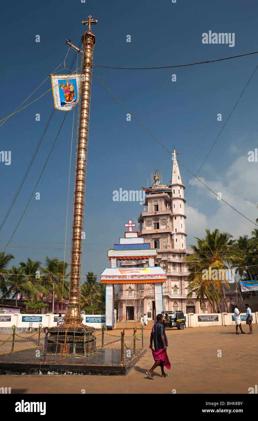India Kerala, Kovalam, villaggio Vizhinjam st Mary il Fisherman's chiesa di ottone bandiera dwajastambha montante dal tempio indù design Foto Stock