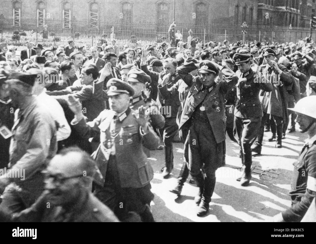 Ufficiali tedeschi arrendersi, Rue de Rivoli, Paris, Agosto 1944. Artista: Pierre Mandé Foto Stock