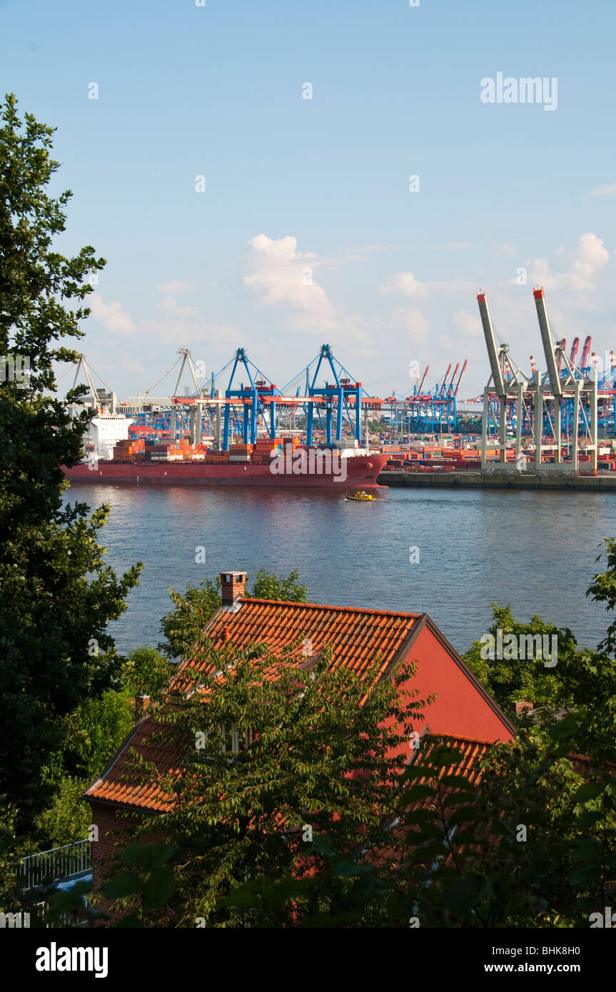 Blick auf Hafen von der Elbchaussee, Amburgo, Deutschland | vista sul porto dalla Elbchaussee, Amburgo, Germania Foto Stock