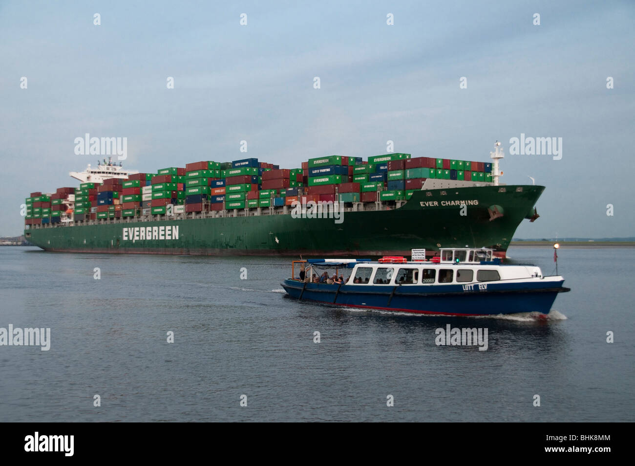 Nave container Evergreen sul fiume Elba vicino Blankenese, Amburgo, Germania Foto Stock