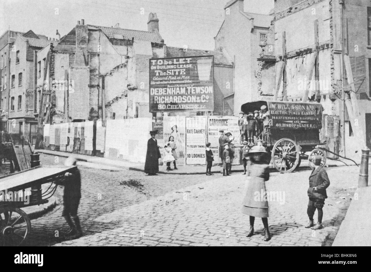 Edificio sito a lasciare, East End di Londra, 1912. Artista: sconosciuto Foto Stock