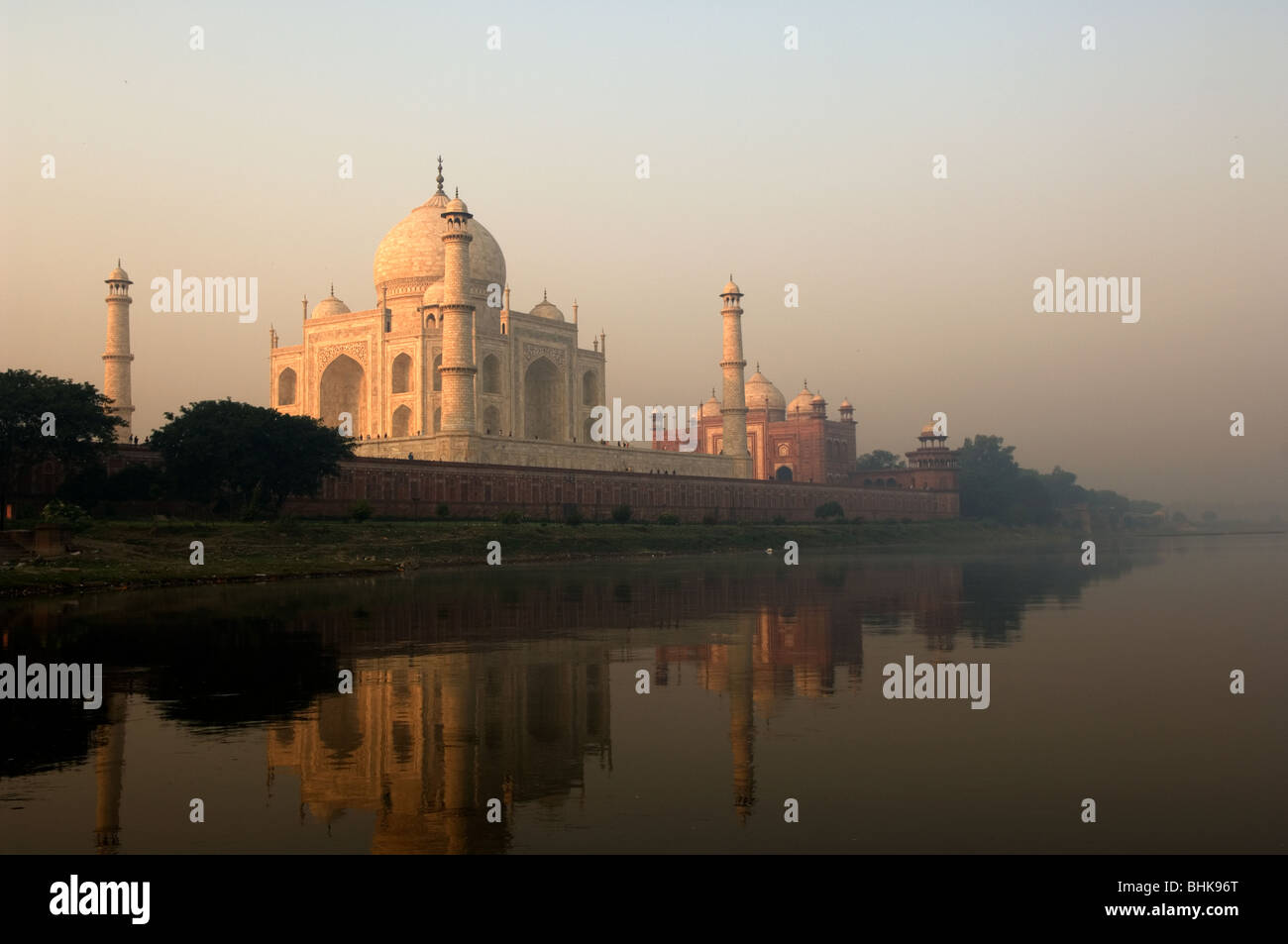 Il Taj Mahal, una delle meraviglie architettoniche del mondo, Agra, Uttar Pradesh, India Foto Stock