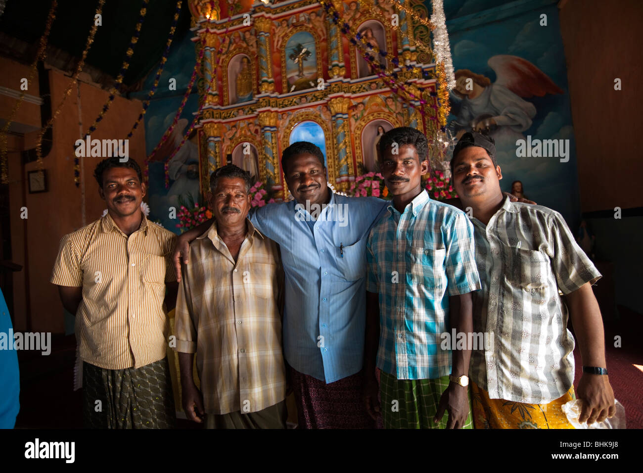 India Kerala, Kovalam, Vizhinjam village, la vecchia chiesa di Santa Maria, 5 maschi i membri di chiesa Foto Stock