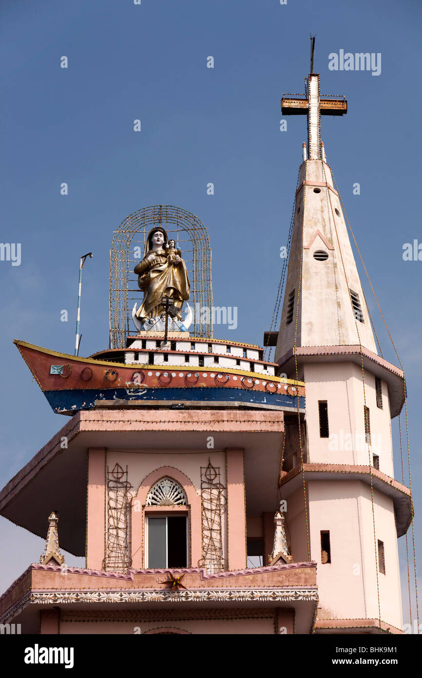 India Kerala, Kovalam, villaggio Vizhinjam madonna dei viaggi al di sopra di nave simbolo sulla guglia della chiesa Foto Stock