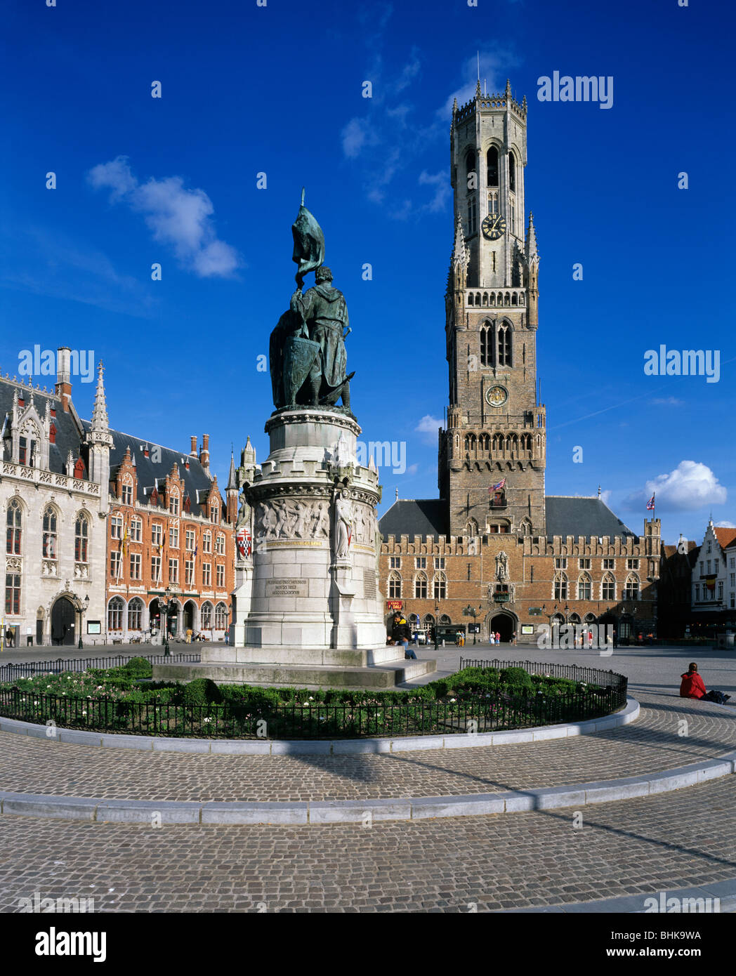 Piazza del Mercato che mostra il Belfry e il mercato coperto e la statua di Pieter De Coninck e Jan Breydel in primo piano Foto Stock Piazza del Mercato che mostra il Belfry e il mercato coperto e la statua di Pieter De Coninck e Jan Breydel in primo piano Foto Stock