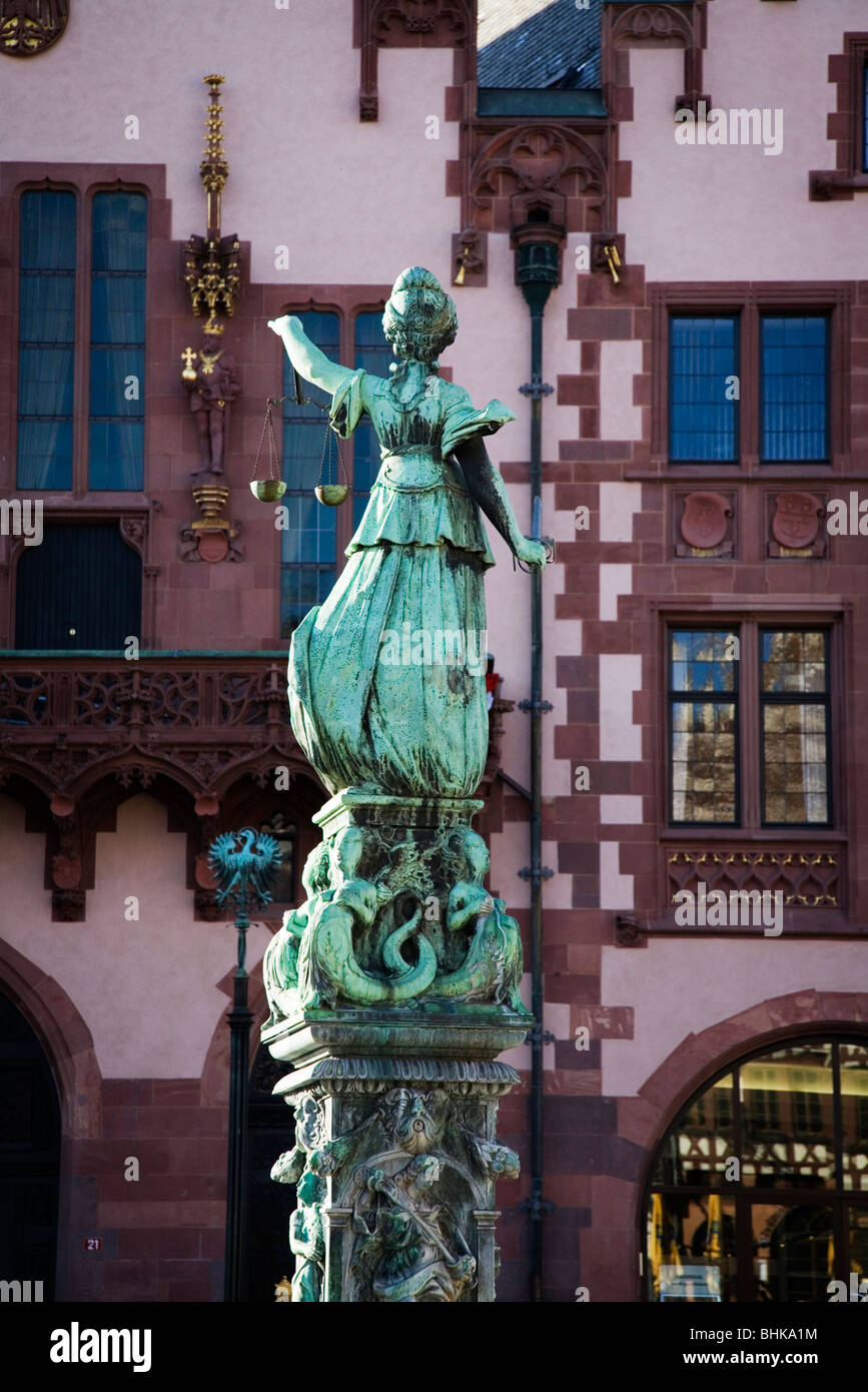 Giustizia Statua fontana in Romerplatz. Frankfurt am Main, Germania Foto Stock