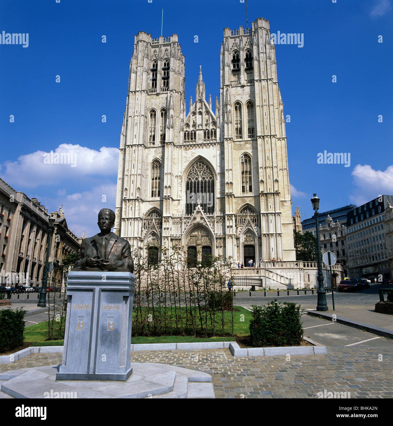 Esterno della St Michael la cattedrale e la statua di King Baudouin Foto Stock