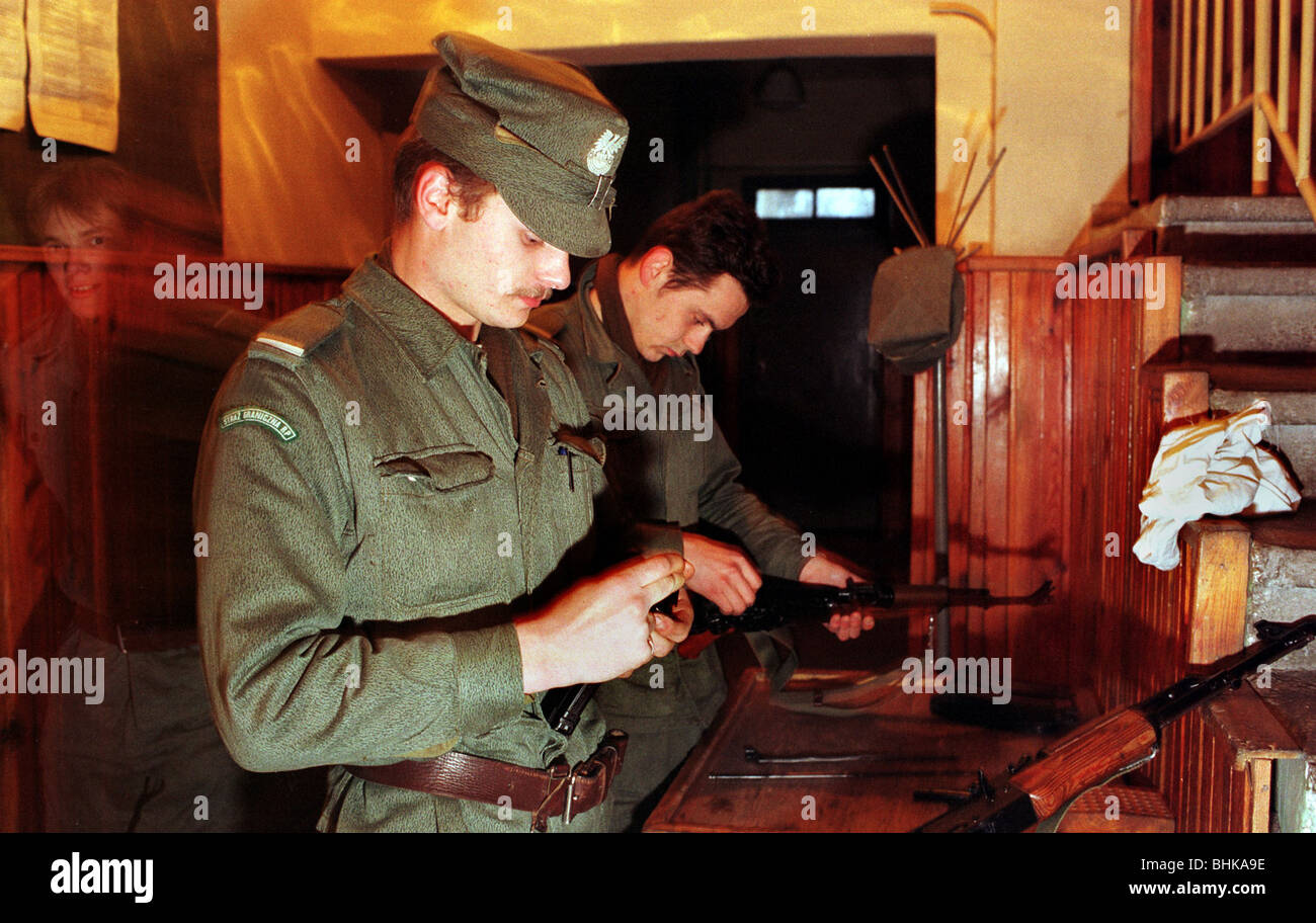 Lucidare i doganieri pulizia la loro Kalashnikovs, Polonia Foto Stock