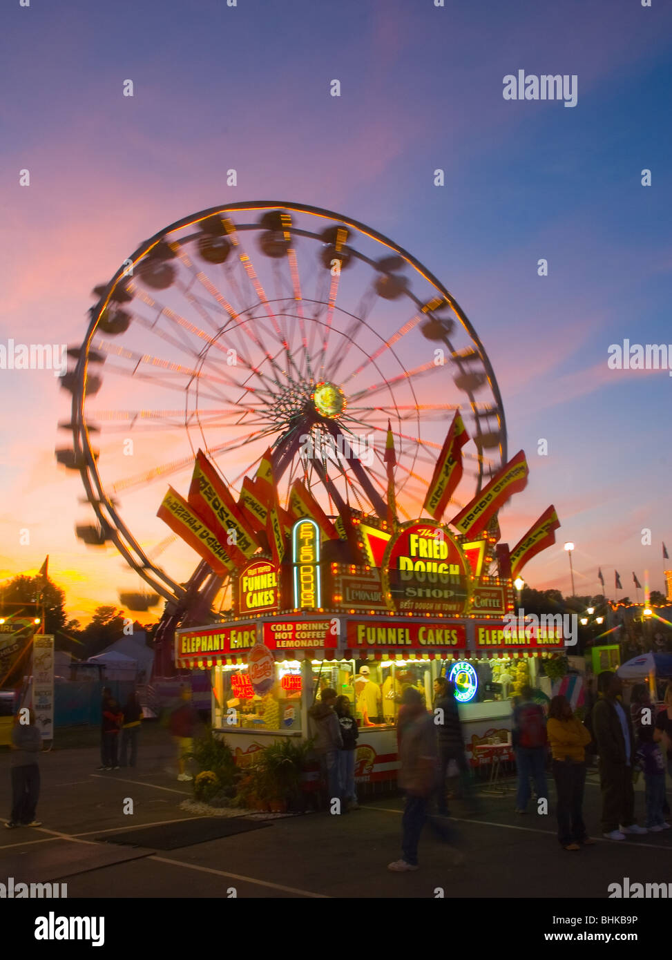 Ruota panoramica Ferris e stand alimentari al crepuscolo, presso la North Carolina State Fair in Raleigh Foto Stock