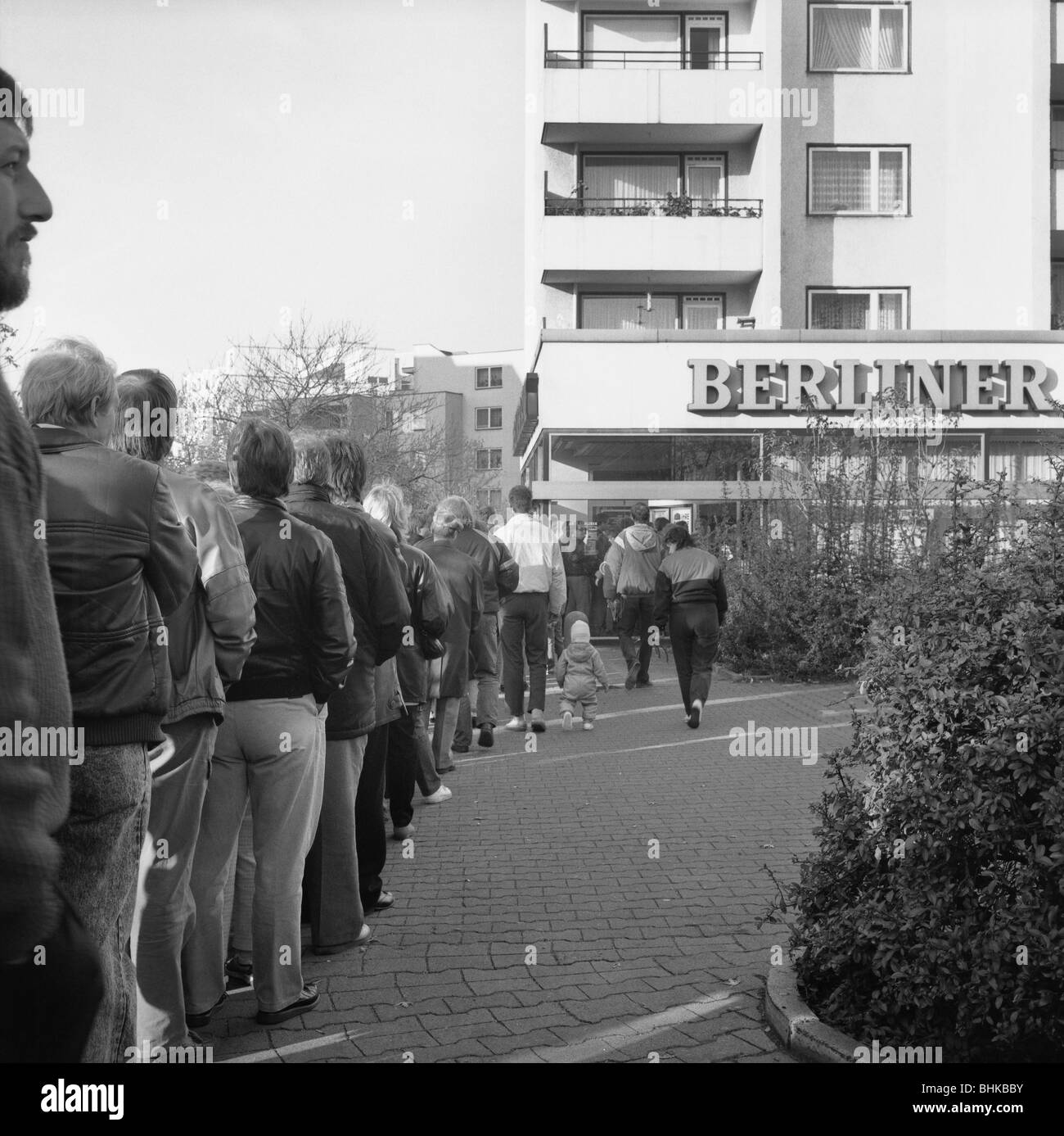 Caduta del muro di Berlino del 1989, i cittadini della RDT in attesa nella coda per un regalo di benvenuto in forma di denaro Foto Stock