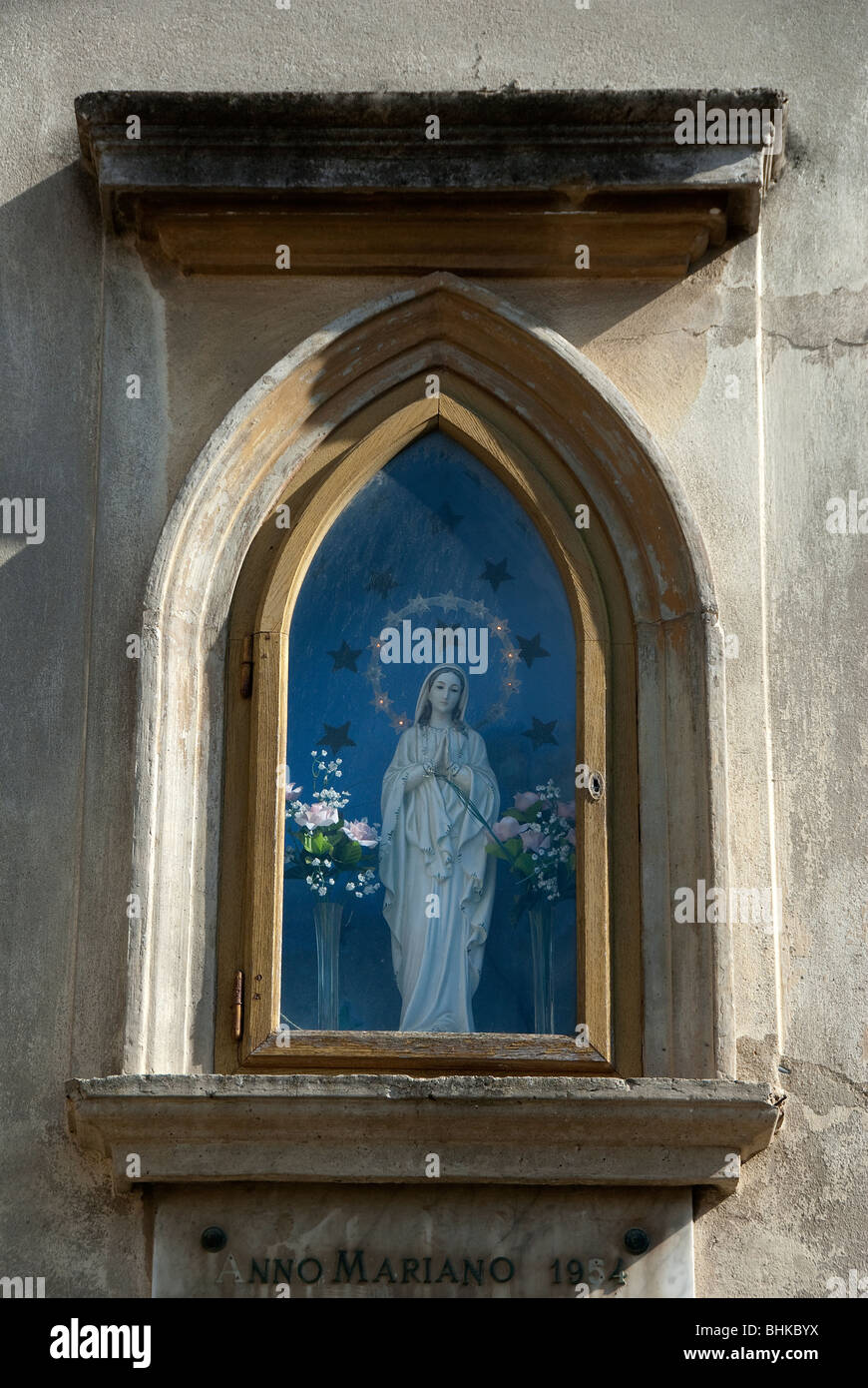 Strada santuario della Madonna con fiori e luce elettrica alo, Toscana, Italia Foto Stock
