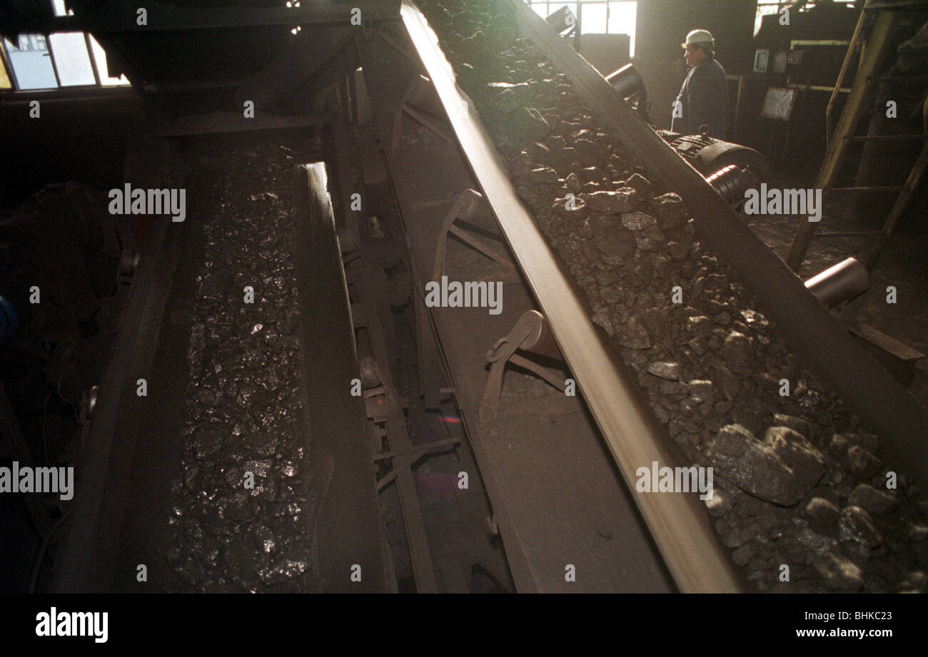 Un nastro trasportatore con nero carbone nella miniera Kleofas a Katowice, Polonia Foto Stock