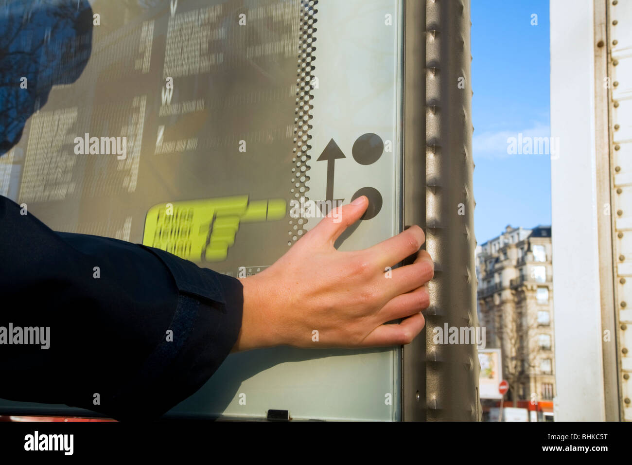 Persona che guarda e usando il pulsante per azionare un interattivo turistico / movimento / Informazioni / mappa stradale di Parigi. La Francia. Foto Stock