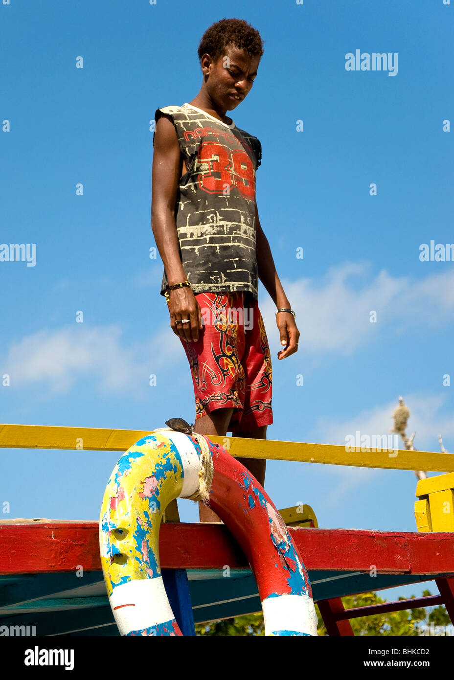 Uomo locale su una barca, Watamu, Kenya, Africa Foto Stock