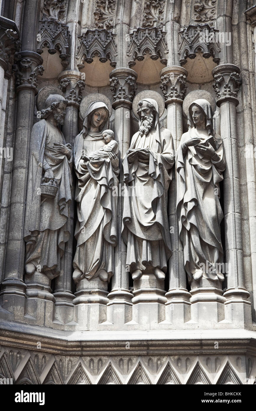 I religiosi sculture in pietra di una Cattedrale Europa Belgio Foto Stock