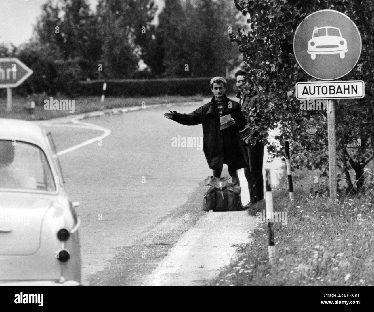 Trasporti / trasporto, strada, hiking, backpacking, hitchhiker su un'autostrada (Autobahn) vialetto, Germania, 1960s, Foto Stock