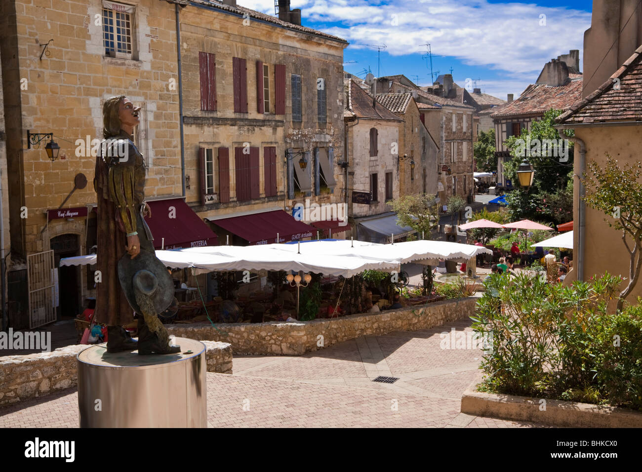 Statua di "Cyrano de Bergerac guardando verso Place Pelissiere nel villaggio francese di Bregerac Dordogne Francia Foto Stock