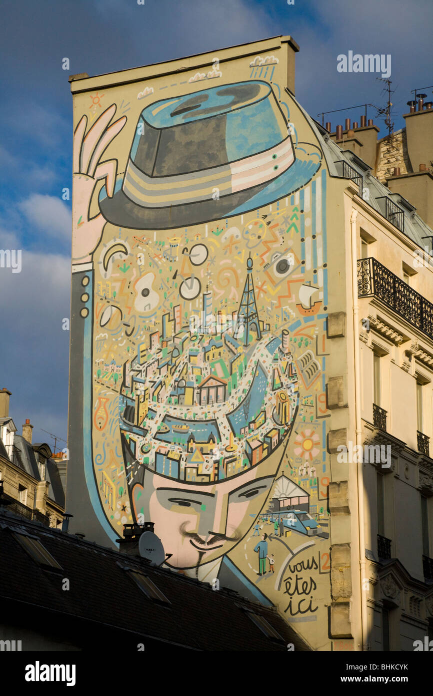 Il murale di mappa stradale / piano stradale di Parigi, dipinta sul frontone di un appartamento parigino blocco. Parigi. La Francia. Foto Stock