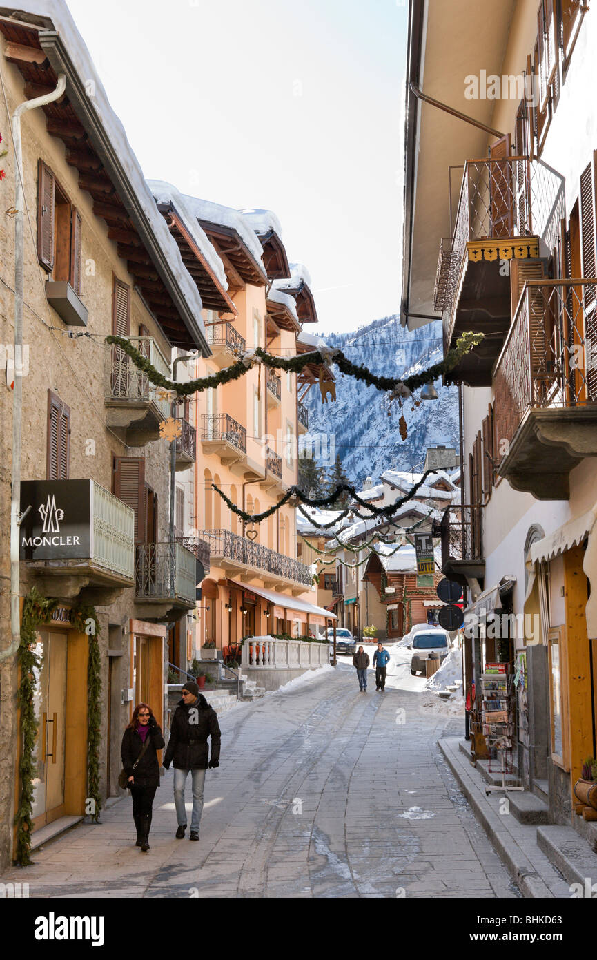 I negozi sulla Via Roma nel centro del resort, Courmayeur, in Valle d'Aosta, Italia Foto Stock