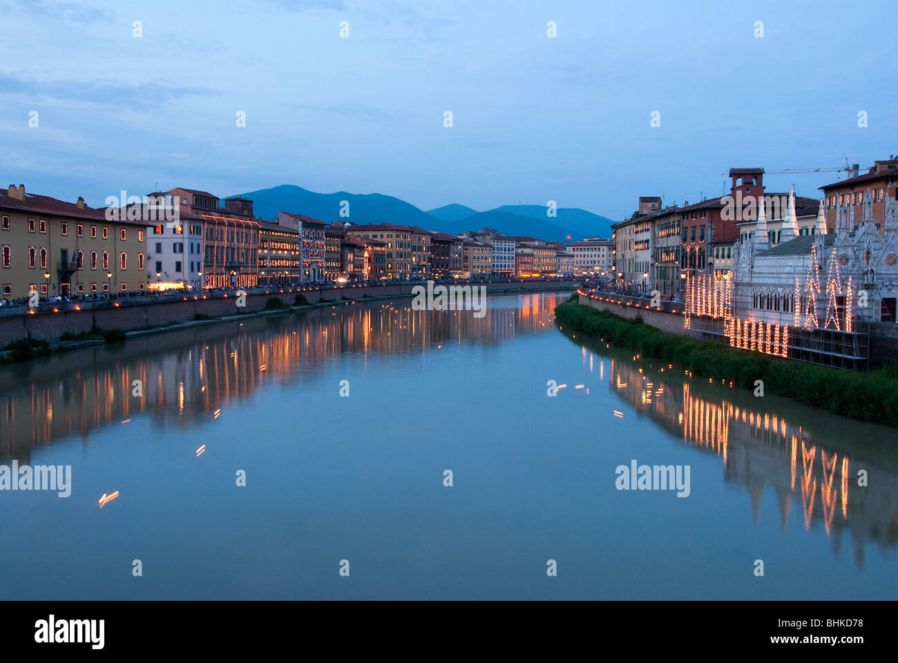 Vista del fiume Arno nella notte della Luminara di San Ranieri a Pisa, Italia Foto Stock