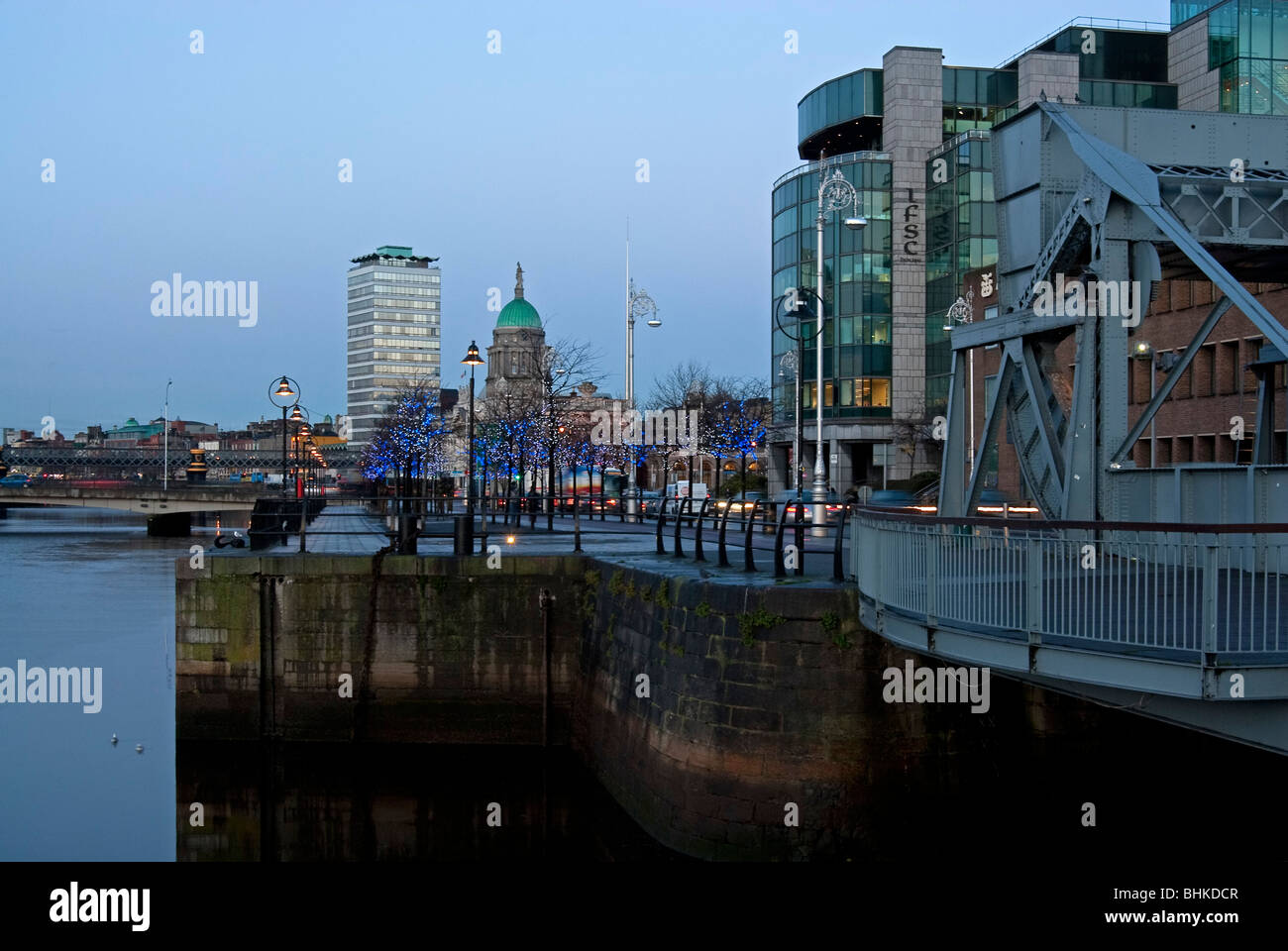 IFSC e quayside Dublino, vista la Custom House Foto Stock