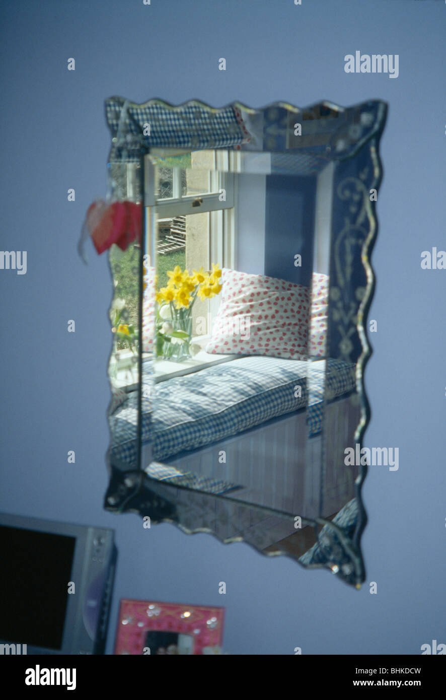 Close-up di stile Veneziano di specchio riflettendo window-sede nel paese blu camera da letto Foto Stock