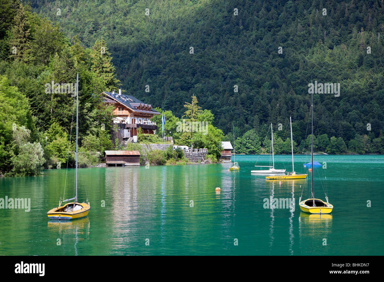 Barche ormeggiate vicino un hotel sul Lago Walchensee, Baviera, Germania meridionale, Europa Foto Stock
