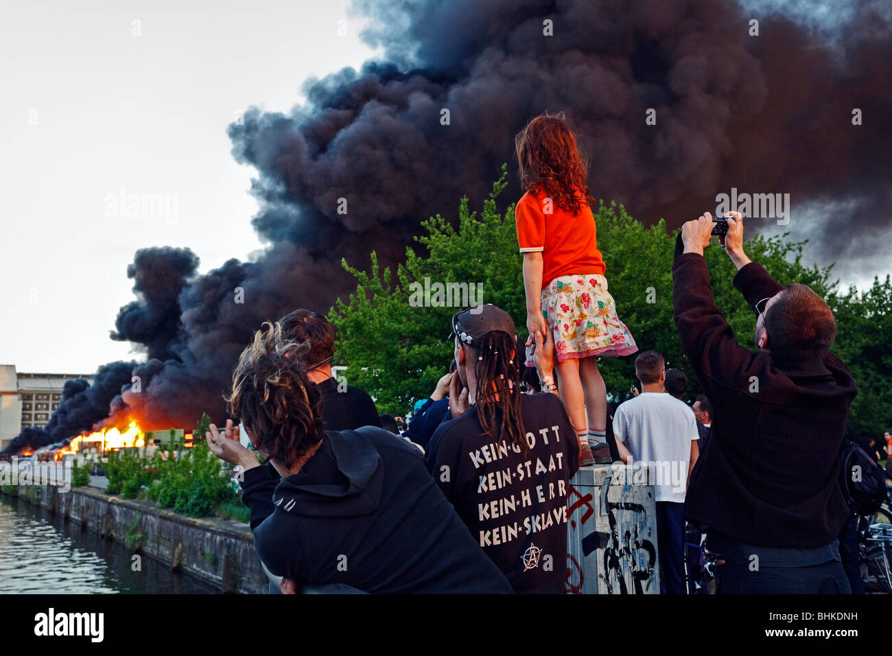 Spettatori curiosi a un incendio in un magazzino della carta, Kreuzberg di Berlino, Germania, Europa Foto Stock