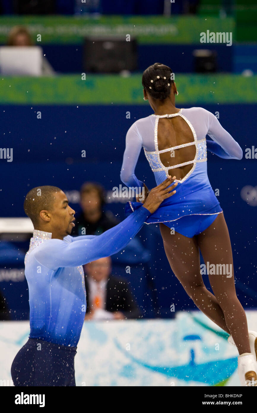 Vanessa James e Yannick Bonheur (FRA) concorrenti in coppie libere al 2010 Giochi Olimpici Invernali Foto Stock