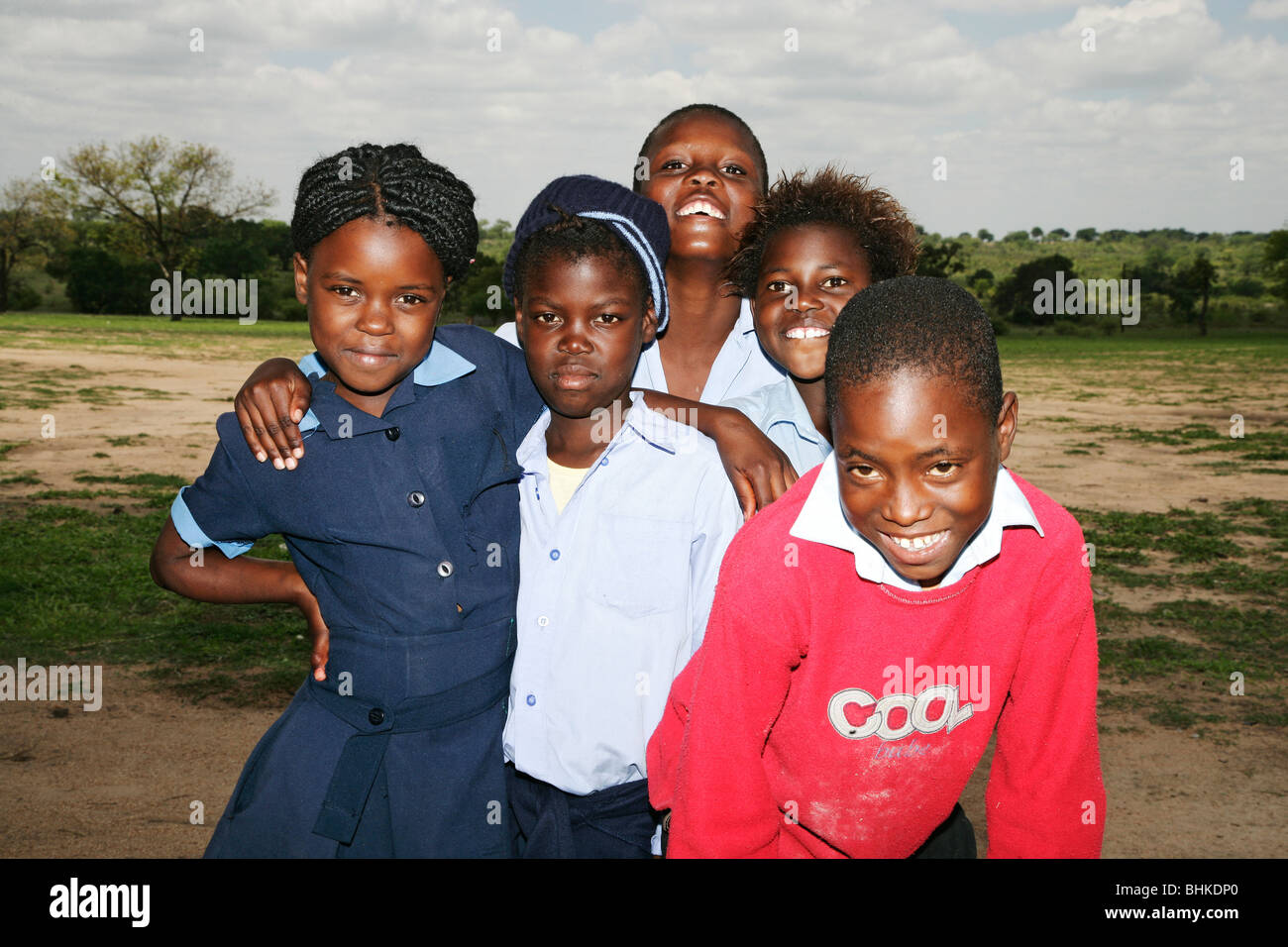 Black South African scuola bambini in posa nella loro scuola cantiere. Foto Stock