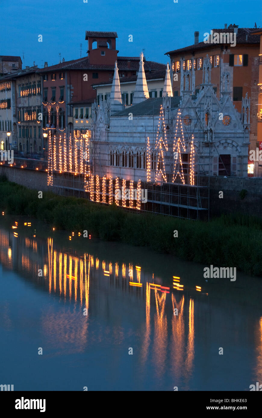 Vista del fiume Arno nella notte della Luminara di San Ranieri a Pisa,  Italia Foto stock - Alamy