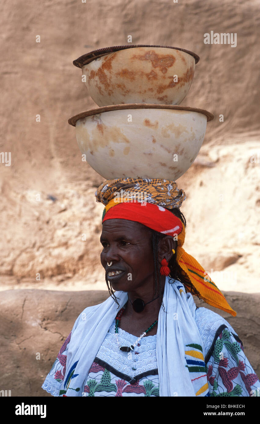 Un Fulani donna con calabashes equilibrato sul suo capo, Tereli, Pays Dogon del Mali. Foto Stock