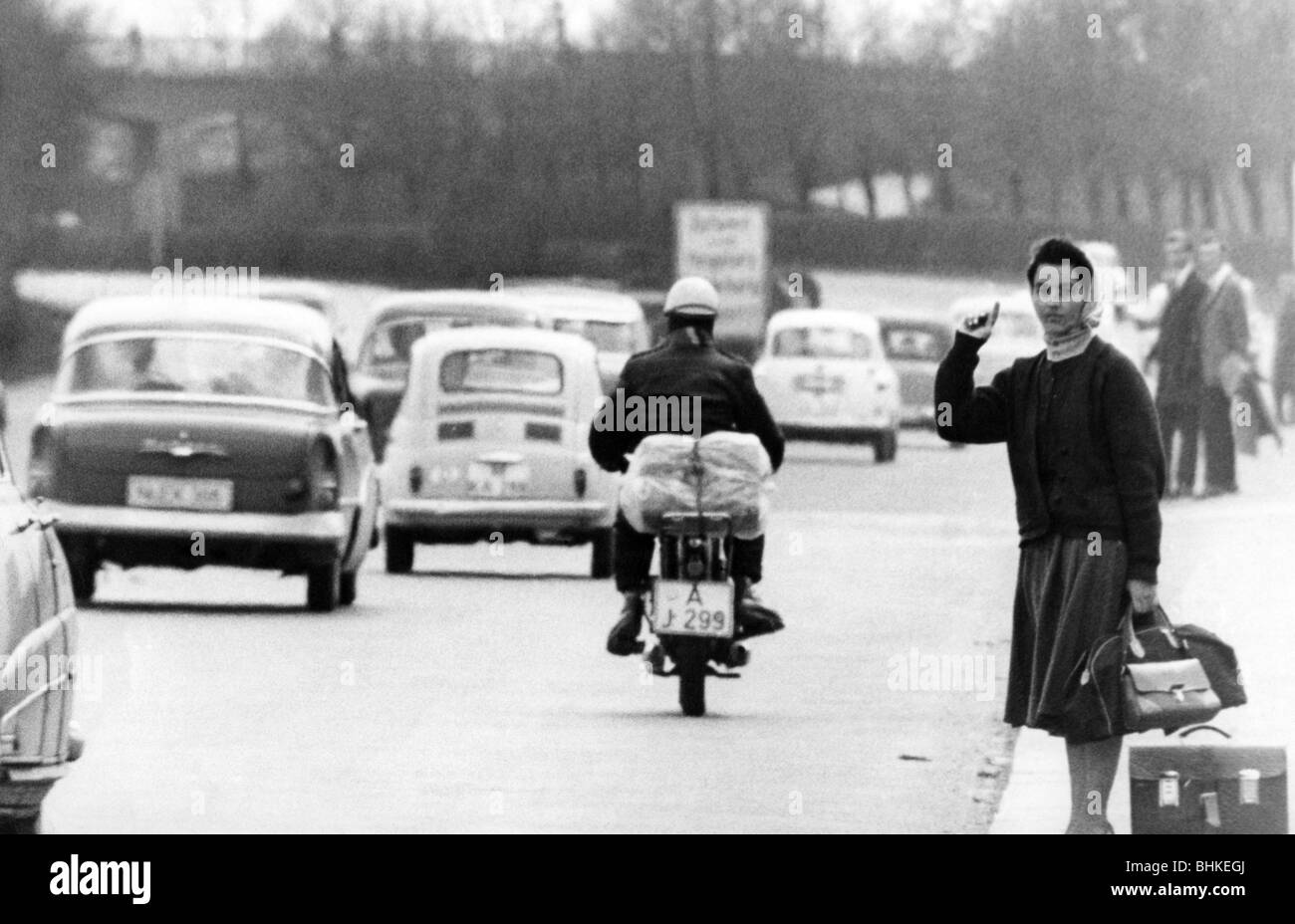 trasporto / trasporto, strada, attacco-trekking, backpacking, donna è in viaggio come hitchhiker, 1960s, Foto Stock