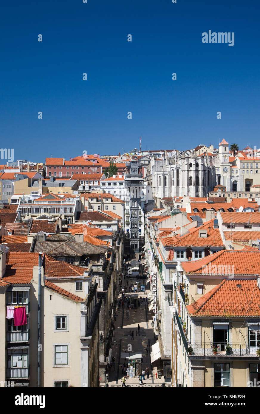 Portogallo Lisbona vista in alzata verso l'Elevador santa justa e il Convento do Carmo sulla destra Foto Stock