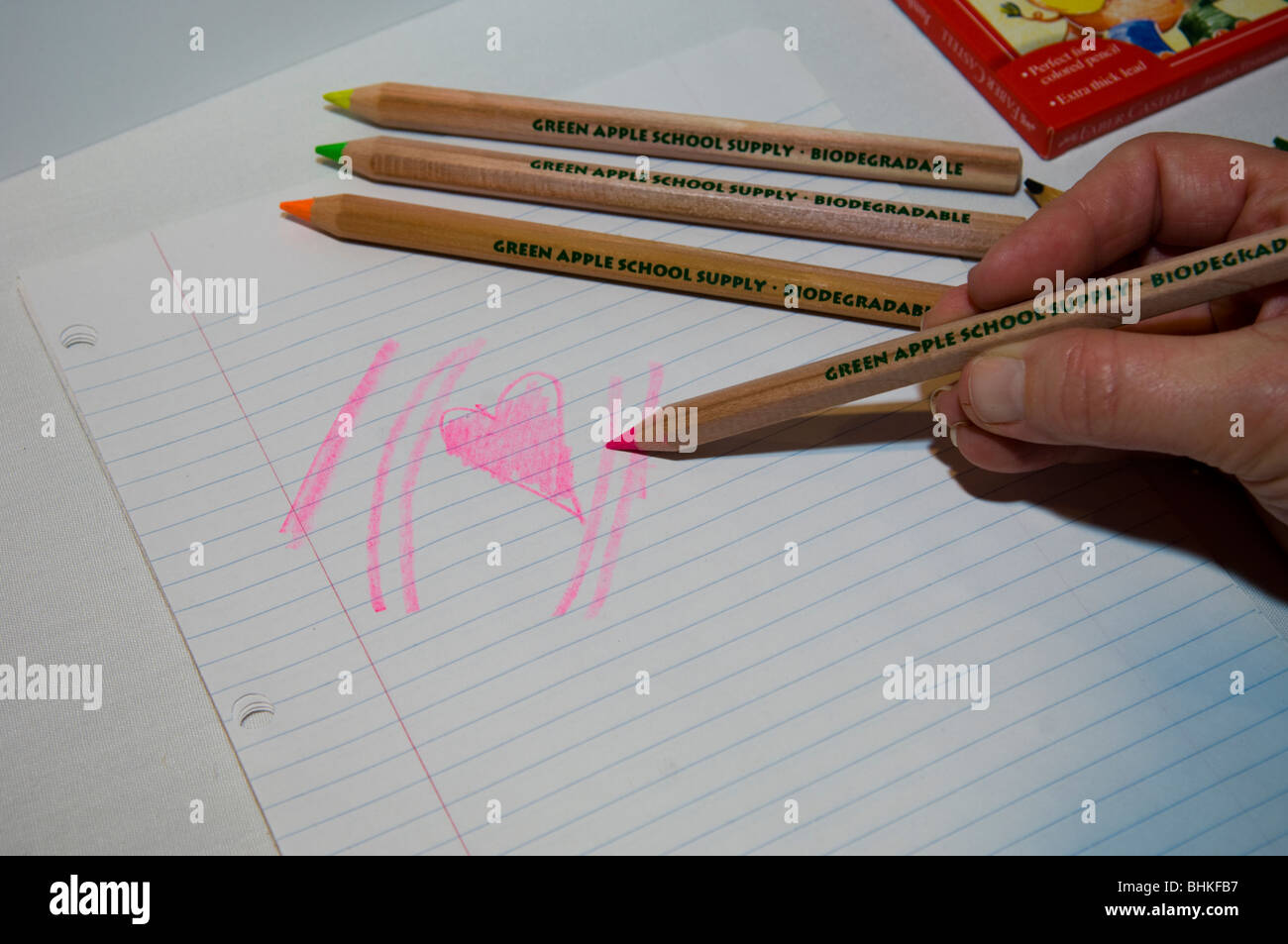 Un rappresentante di Apple rosso alimentazione Scuola richiama con uno di loro riciclato matite colorate al 2010 Green Expo prodotti Foto Stock
