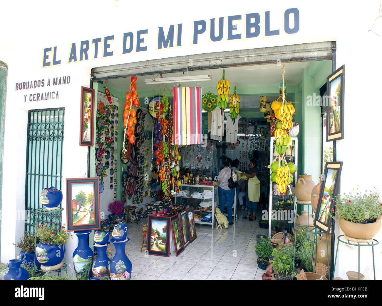El Salvador. Vendita di artigianato tradizionale. Foto Stock