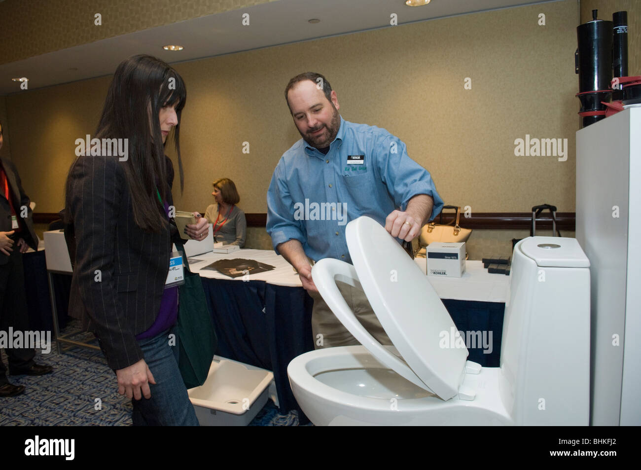 Un rappresentante da Kohler dimostra i loro prodotti idraulici al 2010 i prodotti Green Expo in New York Foto Stock