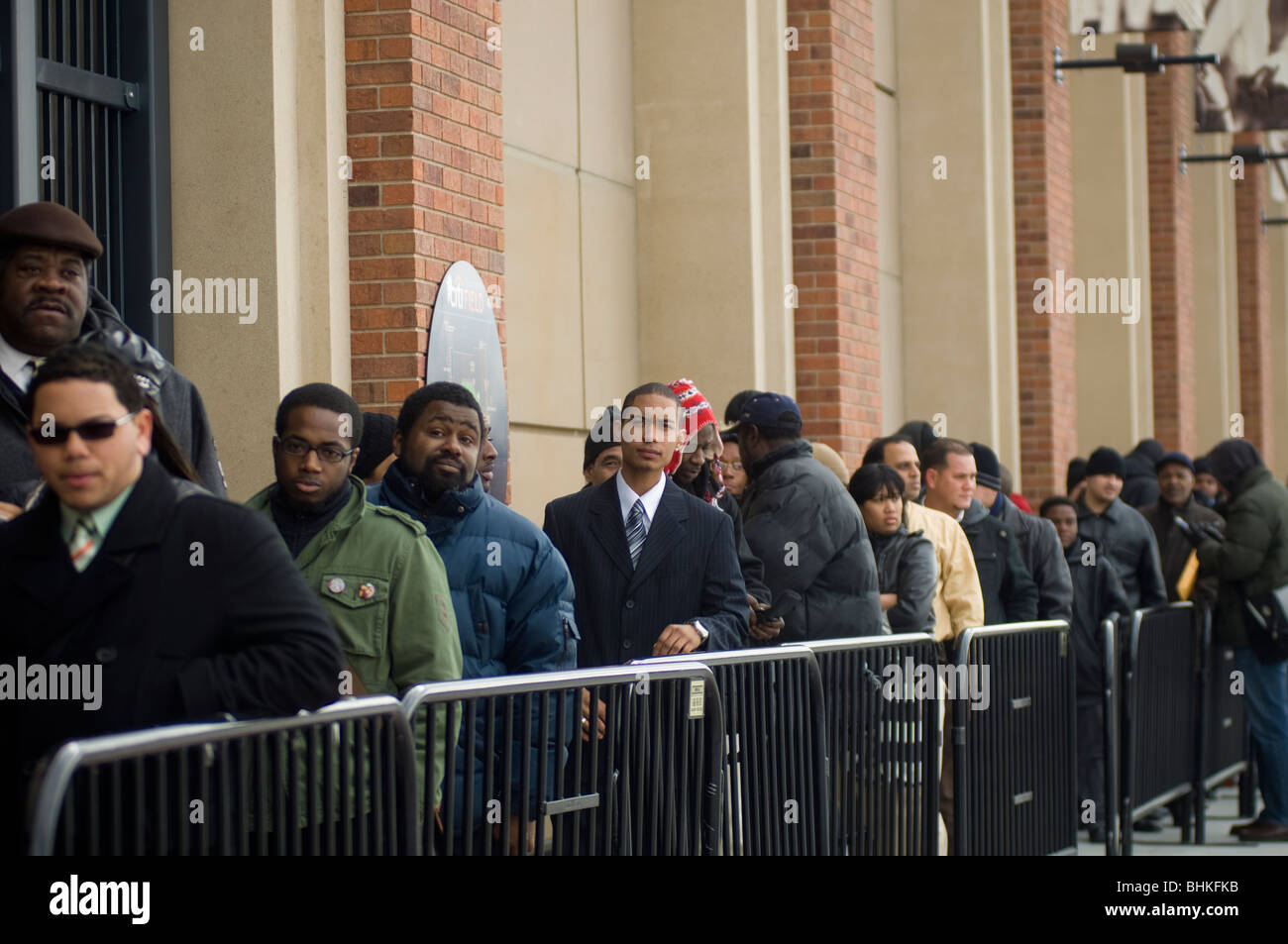 Le persone in cerca di lavoro in linea per i lavori pass di sicurezza approfondito al Citi Field nel Queens a New York Foto Stock