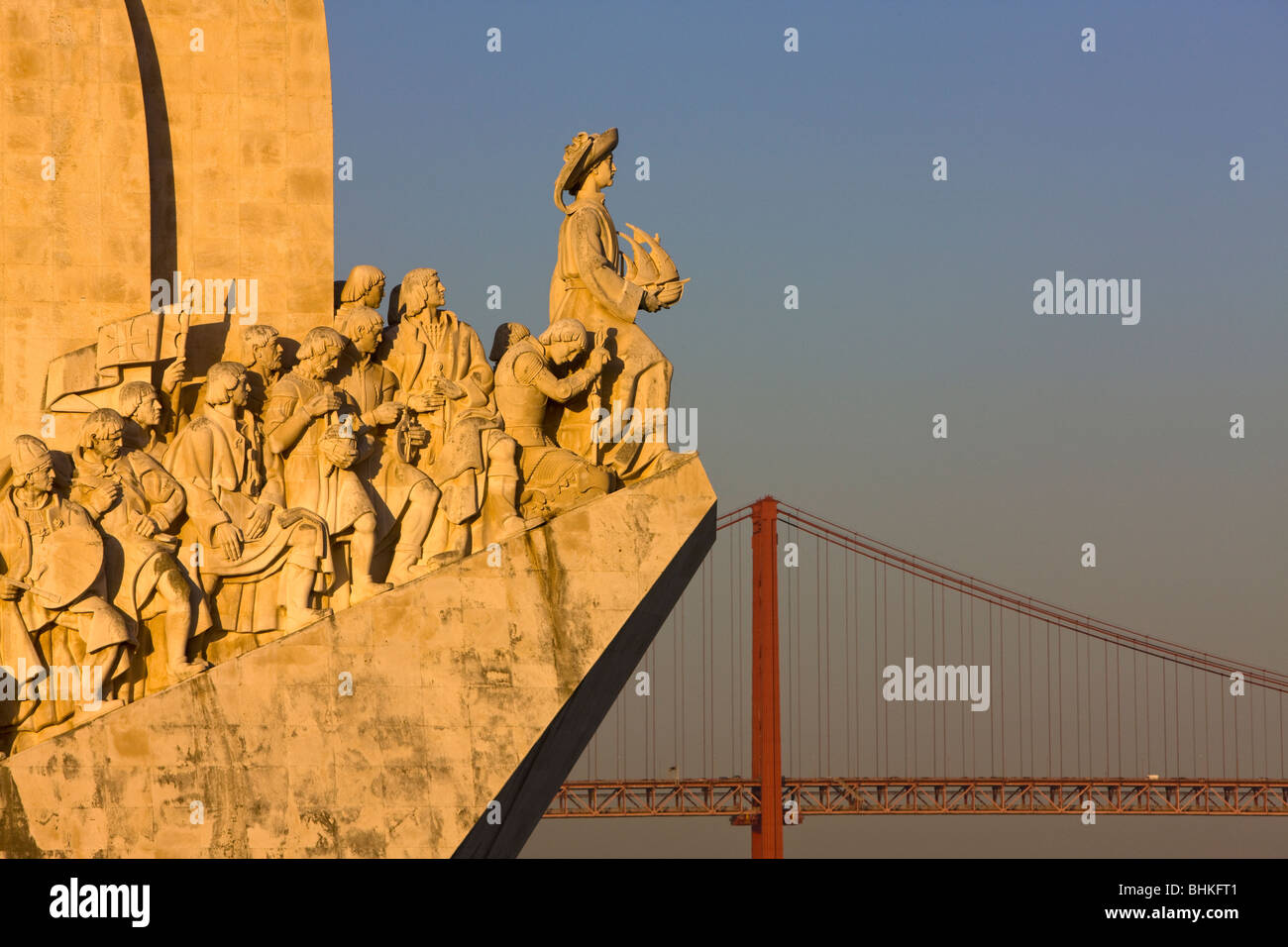 Portogallo Lisbona monumento alle scoperte e ponte di sospensione nella tarda sera di luce. Foto Stock