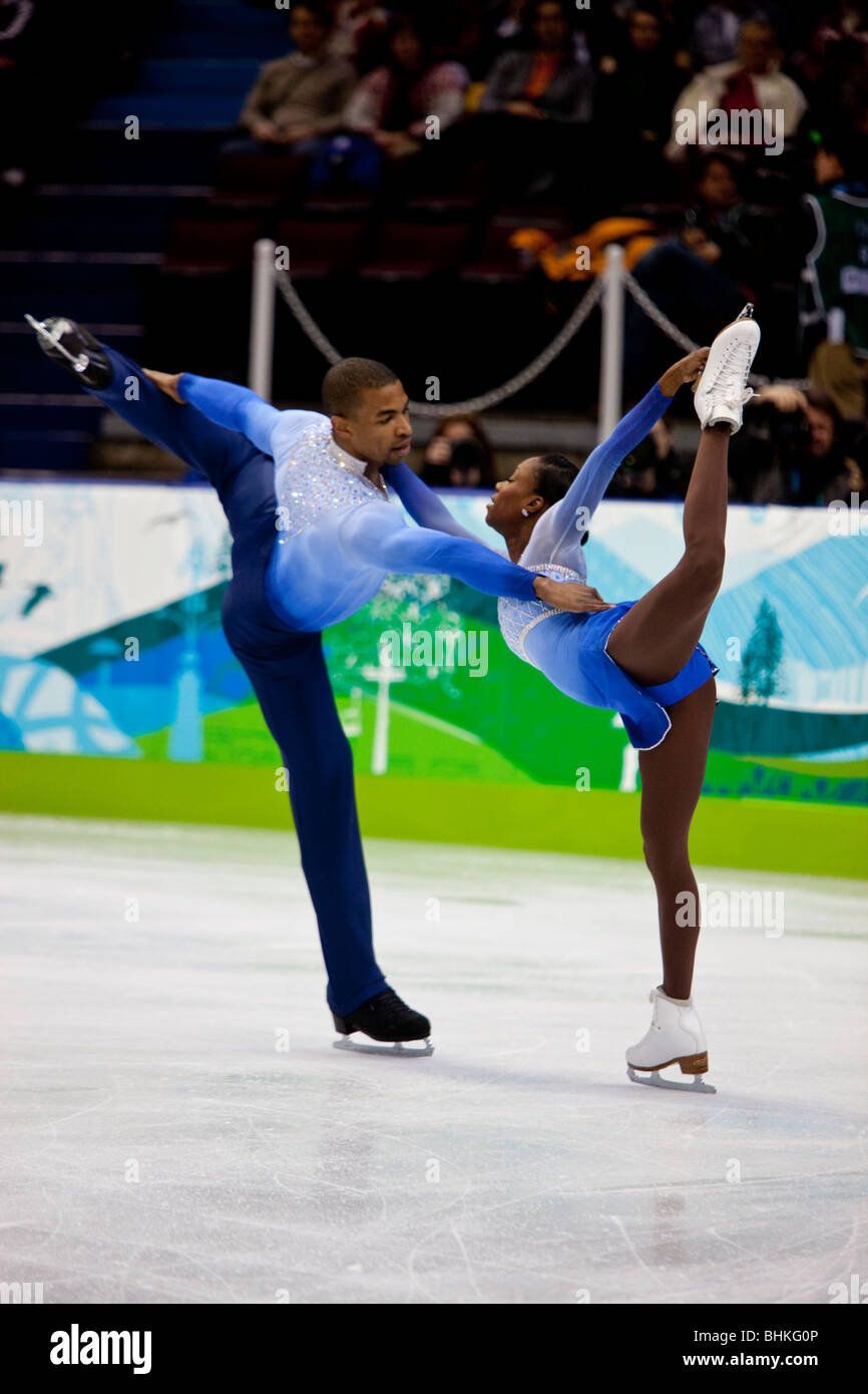 Vanessa James e Yannick Bonheur (FRA) concorrenti in coppie libere al 2010 Giochi Olimpici Invernali Foto Stock