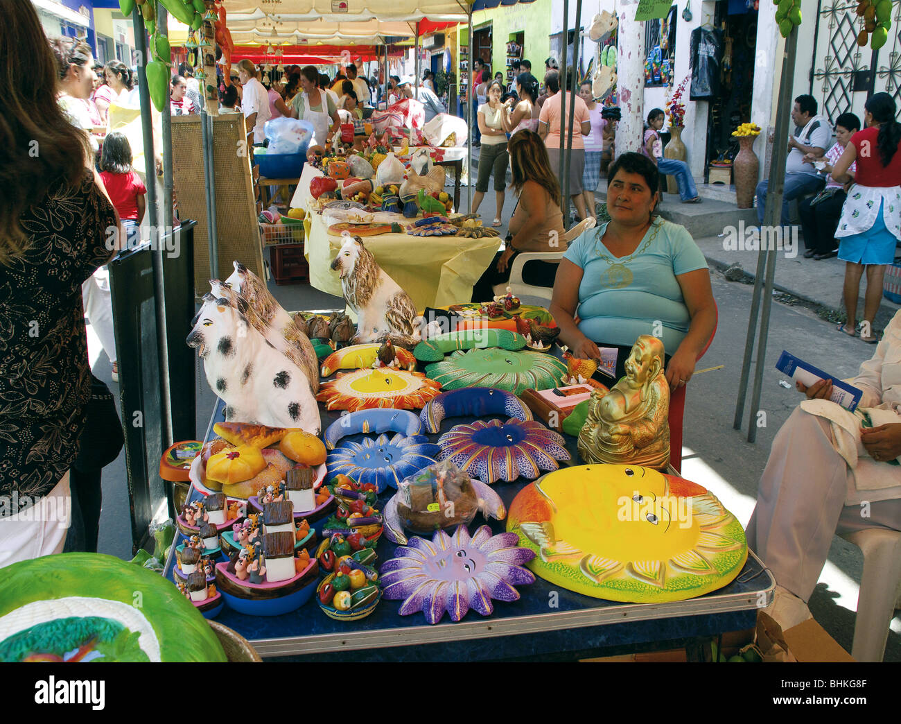 El Salvador. Vendita di artigianato tradizionale. Foto Stock